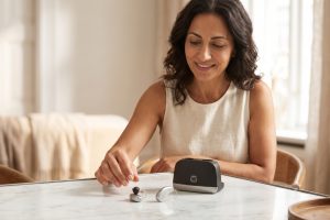 mujer cogiendo unos audifonos por primera vez